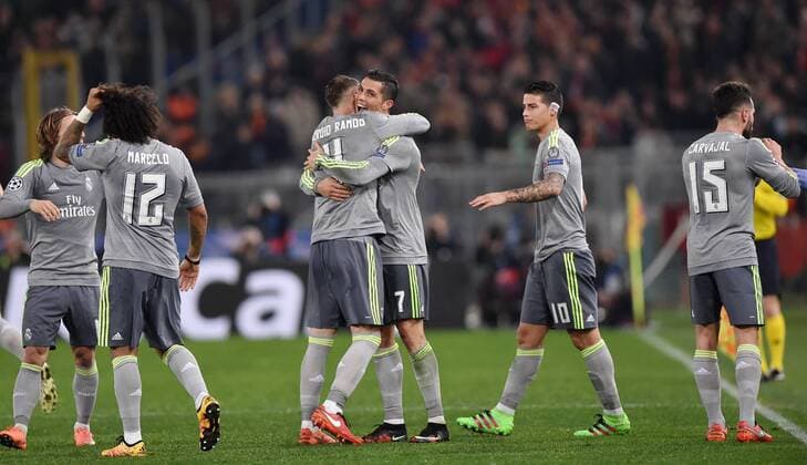 FUSSBALL CHAMPIONS LEAGUE SAISON 2015 2016 ACHTELFINAL HINSPIEL AS Rom - Real Madrid 17.02.2016 JUBEL Real Madrid; Torschütze Cristiano Ronaldo (Mitte re) umarmt Sergio Ramos (Mitte li) 