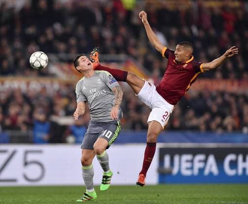 FUSSBALL CHAMPIONS LEAGUE SAISON 2015 2016 ACHTELFINAL HINSPIEL AS Rom - Real Madrid 17.02.2016 James Rodriguez (li, Real Madrid) gegen William Vainqueur (re, AS Rom) 