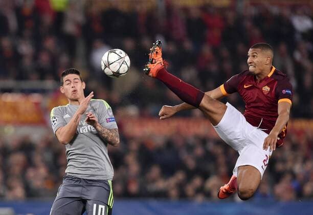 FUSSBALL CHAMPIONS LEAGUE SAISON 2015 2016 ACHTELFINAL HINSPIEL AS Rom - Real Madrid 17.02.2016 James Rodriguez (li, Real Madrid) gegen William Vainqueur (re, AS Rom) 