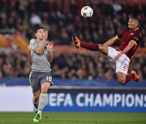 Bilder des Tages - SPORT FUSSBALL CHAMPIONS LEAGUE SAISON 2015 2016 ACHTELFINAL HINSPIEL AS Rom - Real Madrid 17.02.2016 James Rodriguez (li, Real Madrid) gegen William Vainqueur (re, AS Rom) 