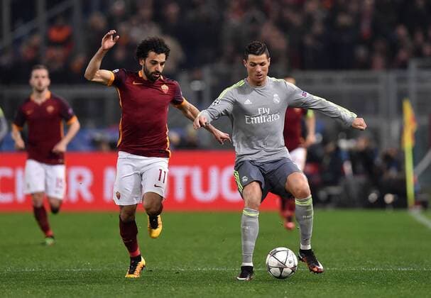 FUSSBALL CHAMPIONS LEAGUE SAISON 2015 2016 ACHTELFINAL HINSPIEL AS Rom - Real Madrid 17.02.2016 Cristiano Ronaldo (re, Real Madrid) gegen Mohamed Salah (AS Rom) 
