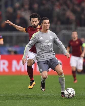 FUSSBALL CHAMPIONS LEAGUE SAISON 2015 2016 ACHTELFINAL HINSPIEL AS Rom - Real Madrid 17.02.2016 Cristiano Ronaldo (vorn, Real Madrid) gegen Mohamed Salah (AS Rom) 
