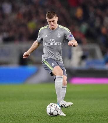 FUSSBALL CHAMPIONS LEAGUE SAISON 2015 2016 ACHTELFINAL HINSPIEL AS Rom - Real Madrid 17.02.2016 Toni Kroos (Real Madrid) am Ball 