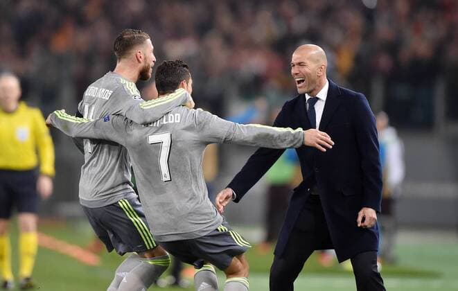 FUSSBALL CHAMPIONS LEAGUE SAISON 2015 2016 ACHTELFINAL HINSPIEL AS Rom - Real Madrid 17.02.2016 JUBEL Real Madrid; Trainer Zinedine Zidane (re) umarmt Torschütze Cristiano Ronaldo (Mitte) und Sergio Ramos (li) 
