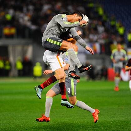 IPP20160217 Football - soccer: UEFA Champions League, AS Rom - Real madrid cf, Cristiano Ronaldo di testa in anticipo su Alessandro Florenzi (Hinweis: Verwendung nur in Deutschland - only Germany) xHOCHxZWEIx xItalyxPhotoxPressx 