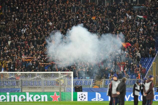 IPP20160217 Football - soccer: UEFA Champions League, AS Rom - Real madrid, Tifosi della roma fanno esplodere una bomba carta (Hinweis: Verwendung nur in Deutschland - only Germany) xHOCHxZWEIx xItalyxPhotoxPressx 