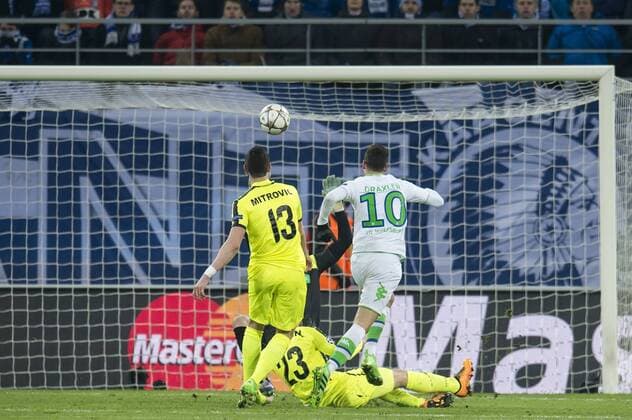 (L-R) Julian Draxler of VFL Wolfsburg scores, Stefan Mitrovic of KAA Gent and 23 are to late during the UEFA Europa League round of 16 match between KAA Gent and VfL Wolfsburg on February 17, 2016 at the Ghelamco Arena in Gent, Belgium. KAA Gent v VfL Wolfsburg UEFA Europa League 2015 2016 xVIxGerritxvanxKeulenxIVx 4998275
