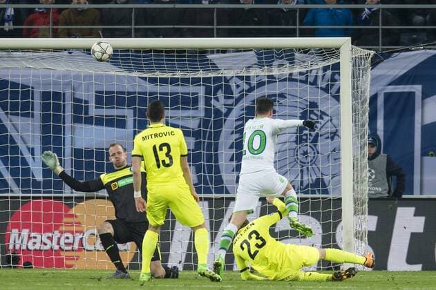 (L-R) goalkeeper Matz Sels of KAA Gent, Stefan Mitrovic of KAA Gent, Julian Draxler of VFL Wolfsburg, Lasse Nielsen of KAA Gent during the UEFA Europa League round of 16 match between KAA Gent and VfL Wolfsburg on February 17, 2016 at the Ghelamco Arena in Gent, Belgium. KAA Gent v VfL Wolfsburg UEFA Europa League 2015 2016 xVIxGerritxvanxKeulenxIVx 4998276