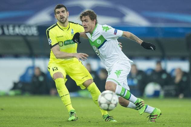 Gent s Stefan Mitrovic fight for the ball during a game between Belgian KAA Gent and German VfL Wolfsburg, a first leg of the 1 8 finals of the UEFA Champions League competition, in Gent, Wednesday 17 February 2016. JASPERxJACOBS  x04794995x