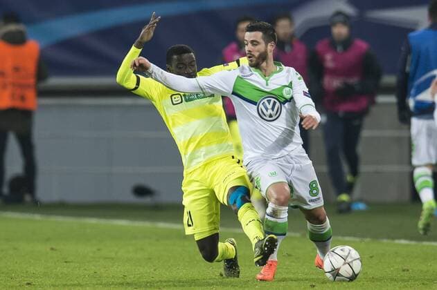 (L-R) Nana Asare of KAA Gent, Adelino André Vieira Freitas (Vieirinha) of VFL Wolfsburg during the UEFA Europa League round of 16 match between KAA Gent and VfL Wolfsburg on February 17, 2016 at the Ghelamco Arena in Gent, Belgium. KAA Gent v VfL Wolfsburg UEFA Europa League 2015 2016 xVIxGerritxvanxKeulenxIVx 4998298
