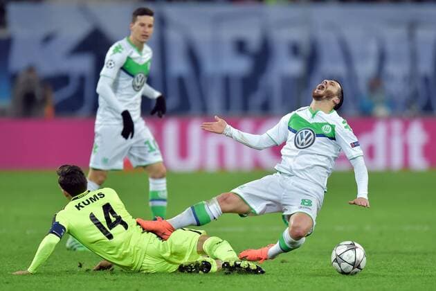 Fußball, Champions League, KAA Gent - VfL Wolfsburg Kums Sven midfielder of KAA Gent fouls Vieirinha midfielder of VfL Wolfsburg FOOTBALL : KAA Gent vs VFL Wolfsburg - Champions League 17 02 2016 PHOTONEWS PANORAMIC 