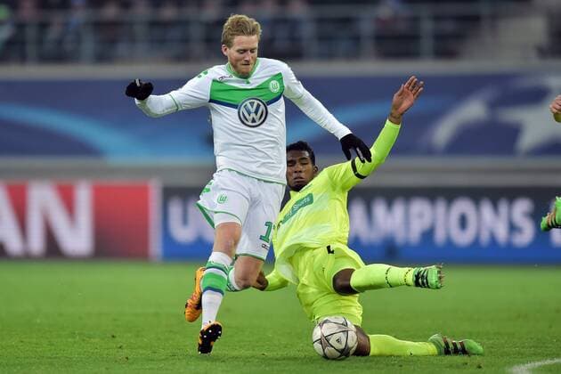 Fußball, Champions League, KAA Gent - VfL Wolfsburg Andre Schürrle midfielder of VfL Wolfsburg is challenged by Neto Renato Cardoso midfielder of KAA Gent FOOTBALL : KAA Gent vs VFL Wolfsburg - Champions League 17 02 2016 PHOTONEWS PANORAMIC 