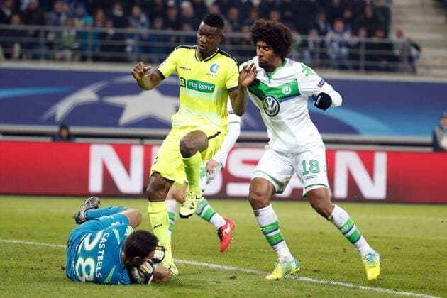Fußball, Champions League, KAA Gent - VfL Wolfsburg Koen Casteels goalkeeper of VfL Wolfsburg and Coulibaly Kalifa forward of KAA Gent and Dante defender of VfL Wolfsburg FOOTBALL : KAA Gent vs VFL Wolfsburg - Champions League 17 02 2016 PHOTONEWS PANORAMIC 