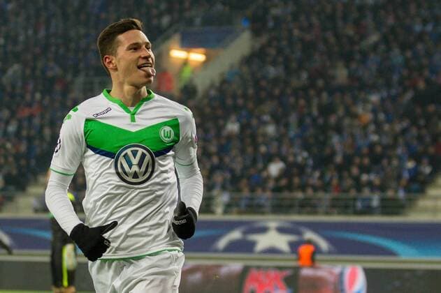 Fußball, Champions League, KAA Gent - VfL Wolfsburg Gent Julian Draxler (VfL Wolfsburg 10) beim Torjubel nach dem Treffer zum 2:0 beim Champions-League Achtelfinal Hinspiel zwischen KAA Gent und dem VfL Wolfsburg am 17.02.2016, Copyright: Schueler Eibner-Pressefoto EP_JSE