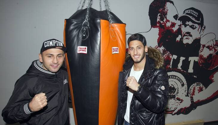 Fußball, Fotoshooting mit Hakan Calhanoglu in Kölner Boxcenter Bayer Leverkusen 1. Fussball Bundesliga Saison 2015 2016 Koeln Deutschland Datum: 15.02.2016 Hakan Calhanoglu (Bayer Leverkusen) Deniz Ilbay