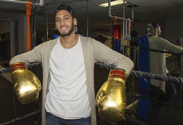 Fußball, Fotoshooting mit Hakan Calhanoglu in Kölner Boxcenter Bayer Leverkusen 1. Fussball Bundesliga Saison 2015 2016 Koeln Deutschland Datum: 15.02.2016 Hakan Calhanoglu (Bayer Leverkusen)