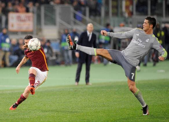 FuÃŸball, Champions League, AS Rom - Real Madrid 17.02.2016. Stadio Olimpico, Rome, Italy. UEFA Champions League, Round of 16 - first leg, AS Roma versus Real Madrid. Alessandro Florenzi in action against the attempted block from Cristiano Ronaldo xACTIVAxFOTOx  ActionPlus11708681