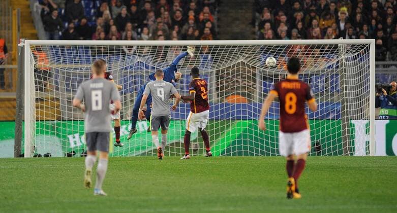 FuÃŸball, Champions League, AS Rom - Real Madrid 17.02.2016. Stadio Olimpico, Rome, Italy. UEFA Champions League, Round of 16 - first leg, AS Roma versus Real Madrid. The first goal of Cristiano Ronaldo goes past keeper Szczesny xACTIVAxFOTOx  ActionPlus11708683