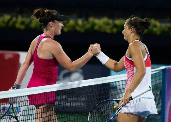 L-R. Madison Brengle gratuliert der Siegerin Sara Errani (ITA) am Netz. Tennis - Dubai Tennis Championships 2016 - WTA Tennis Damen - Dubai Duty Free Tennis Stadium - Dubai - - United Arab Emirates - 18 February 2016.