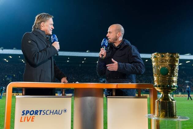 Mittwoch 10.02.2016, Saison 2015 2016, DFB-Pokal Viertel-Finale in Bochum, VfL Bochum - FC Bayern Muenchen, Gerhard Delling im TV Interview mit Mehmet Scholl DeFodi001
