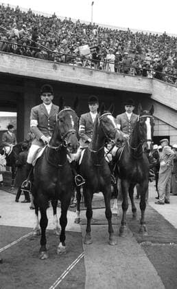 Olympische Spiele Tokio 1964 Sieger im Nationenpreis: Hans-Günter Winkler auf Fidelitas, Hermann Schridde auf Dozent, Kurt Jarasinski auf Totto (von links ) reiten zur Siegerehrung HM