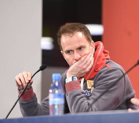Fussball, Herren, 2. Bundesliga, Spielzeit 2015 2016 (22. Spieltag), RB Leipzig - 1. FC Union Berlin, Trainer Sascha Lewandowski (1. FC Union Berlin), Enttäuschung nach Abpfiff, 19.02. 2016,