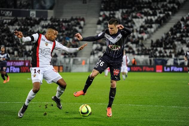 Frederic Guilbert (gir) vs Alassane Plea (ogc) - Fussball Frankreich, Ligue 1, Girondins Bordeaux vs. OGC Nice - 19 02 2016 ThierryBreton Panoramic 