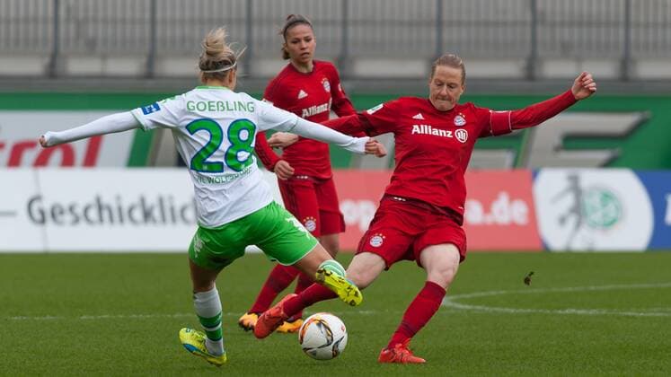 v.li.: Lena Goeßling (Gößling, Goessling, Gössling, VfL Wolfsburg, 28) im Zweikampf mit Melanie Behringer (FC Bayern München, 7), Fussball, Allianz Frauen-Bundesliga, VfL Wolfsburg - FC Bayern München, xobx