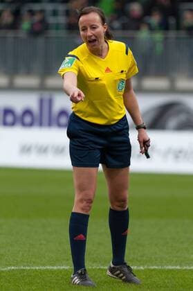 Schiedsrichterin Inka Müller-Schmäh gibt Anweisungen, gestikuliert, mit den Armen gestikulieren, Fussball, Allianz Frauen-Bundesliga, VfL Wolfsburg - FC Bayern München, xobx