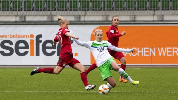 Fußball, Allianz Frauen Bundesliga, VfL Wolfsburg - FC Bayern München; v.l. Leonie Meier und Zsanett Jakabfi (Wolfsburg, 3). Zweikampf, Duell, duell, tackle, Tackling, Aktion,iZowne.ikampf, Duell, duell, tackle, Tackling, Aktion, action xtgx