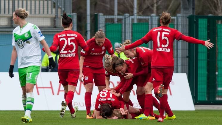 Die Spielerinnen des FC Bayern München mit Torjubel, Jubel, Freude über das Tor zum 0:1, Fussball, Allianz Frauen-Bundesliga, VfL Wolfsburg - FC Bayern München, xobx