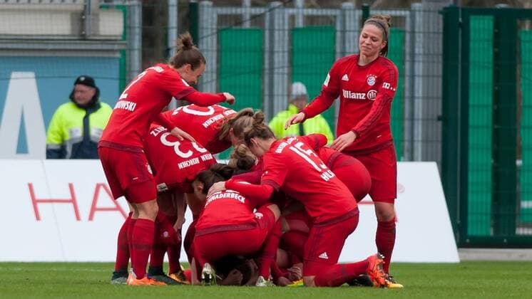 Die Spielerinnen des FC Bayern München mit Torjubel, Jubel, Freude über das Tor zum 0:1, Fussball, Allianz Frauen-Bundesliga, VfL Wolfsburg - FC Bayern München, xobx
