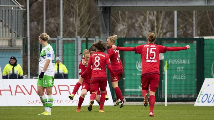 Fußball, Allianz Frauen Bundesliga, VfL Wolfsburg - FC Bayern München; Jubel, Torjubel, Freude, Emotion, Torerfolg, Aktion, action, goal, goal celebration, celebrates nach 0:1 durch Melanie Behringer (2.v.l.). xtgx