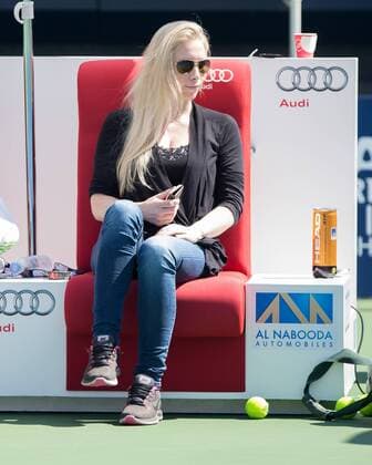 Philipp Kohlschreiber (GER), Freundin Lena Alberti sitzt auf der Bank und schaut zu beim Training, Tennis - Dubai Duty Free Tennis Championships - ATP Tennis Herren - - Dubai - - United Arab Emirates - 20 February 2016. Â