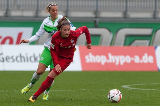 v.li.: Lena Goeßling (Gößling, Goessling, Gössling, VfL Wolfsburg, 28) im Zweikampf mit Melanie Leupolz (FC Bayern München, 8), Fussball, Allianz Frauen-Bundesliga, VfL Wolfsburg - FC Bayern München, xobx