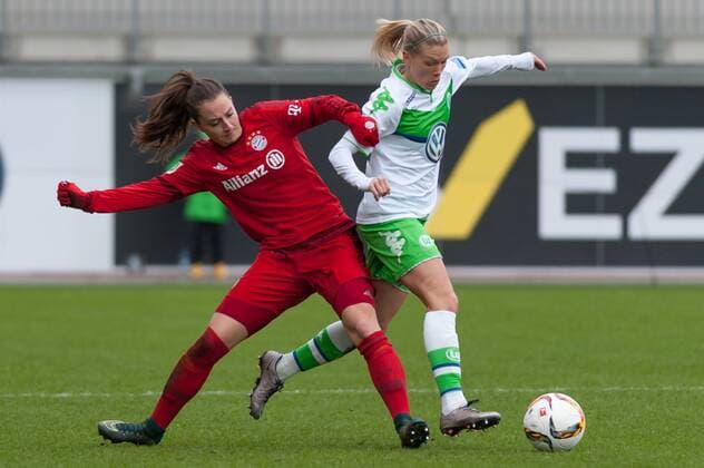v.li.: Sara Däbritz (Dabritz, Daebritz, FC Bayern München, 33) im Zweikampf mit Lara Dickenmann (VfL Wolfsburg, 21), Fussball, Allianz Frauen-Bundesliga, VfL Wolfsburg - FC Bayern München, xobx