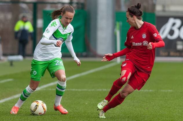 v.li.: Caroline Graham Hansen (VfL Wolfsburg, 26) im Zweikampf mit Viktoria Schnaderbeck (FC Bayern München, 25), Fussball, Allianz Frauen-Bundesliga, VfL Wolfsburg - FC Bayern München, xobx