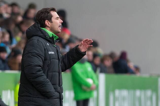 Cheftrainer, Trainer Ralf Kellermann (VfL Wolfsburg) gibt Anweisungen, gestikuliert, mit den Armen gestikulieren, Fussball, Allianz Frauen-Bundesliga, VfL Wolfsburg - FC Bayern München, xobx