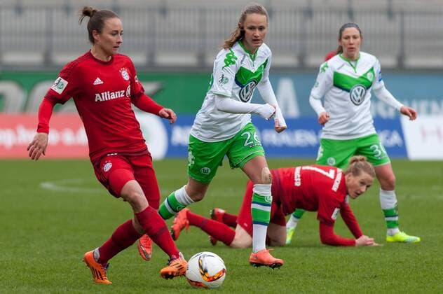 Gina Lewandowski (FC Bayern München, 2) ist vor Caroline Graham Hansen (VfL Wolfsburg, 26) am Ball, Fussball, Allianz Frauen-Bundesliga, VfL Wolfsburg - FC Bayern München, xobx