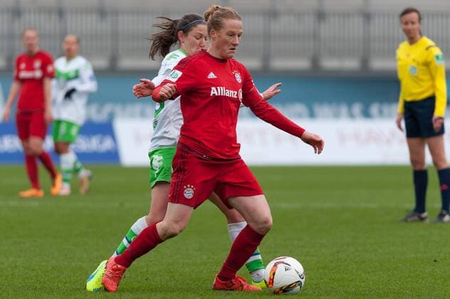 v.li.: Elise Bussaglia (VfL Wolfsburg, 30) im Zweikampf mit Melanie Behringer (FC Bayern München, 7), Fussball, Allianz Frauen-Bundesliga, VfL Wolfsburg - FC Bayern München, xobx