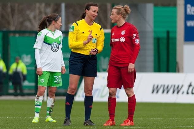 v.li.: Schiedsrichterin Inka Müller-Schmäh im Gespräch mit Melanie Behringer (FC Bayern München, 7), Fussball, Allianz Frauen-Bundesliga, VfL Wolfsburg - FC Bayern München, xobx