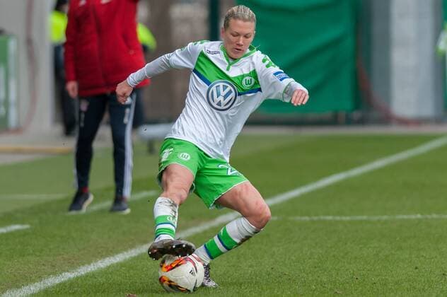 Lara Dickenmann (VfL Wolfsburg, 21) am Ball, Einzelbild, Fussball, Allianz Frauen-Bundesliga, VfL Wolfsburg - FC Bayern München, xobx