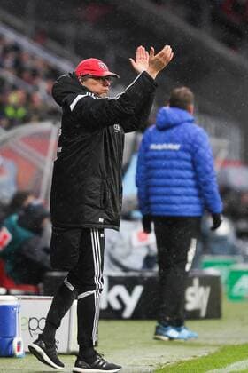 Ingolstadt Co-Trainer Michael Henke fordert die Fans auf ihre Mannschaft zu unterstuetzen, FC Ingolstadt 04 - Werder Bremen, 1. Bundesliga, Fussball, Spieltag 22, 20.02.2016, Copyright: Strischx Eibner-Pressefoto EP_osh