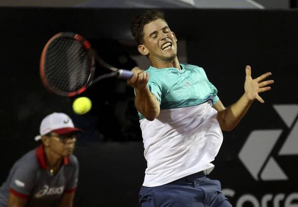 Austrian Dominic Thiem returns a ball to Argentine Guido Pella during their tennis match of the Rio Open 2016 tournament in Rio de Janeiro, Brazil, 20 February 2016. RIO OPEN 2016 !ACHTUNG: NUR REDAKTIONELLE NUTZUNG!  20160221-635916098199591600