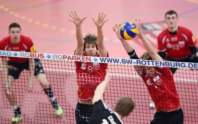 Volleyball 1. Bundesliga Saison 2015 2016 TV Rottenburg - Berlin Recycling Volleys TV Rottenburg Block; Felix Isaak (Mitte) und Moritz Karlitzek (re) 
