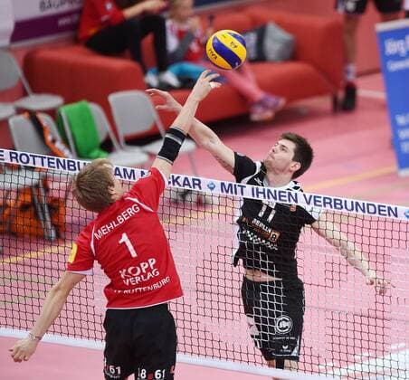 Volleyball 1. Bundesliga Saison 2015 2016 TV Rottenburg - Berlin Recycling Volleys Tsimafei Zhukouski (re, Berlin Recycling Volleys) gegen Dirk Mehlberg (li, TV Rottenburg) 