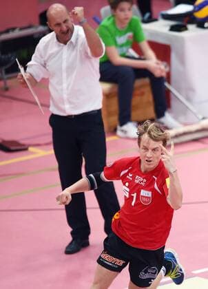 Volleyball 1. Bundesliga Saison 2015 2016 TV Rottenburg - Berlin Recycling Volleys JUBEL TV Rottenburg; Dirk Mehlberg (unten) und Trainer Hans Peter Mueller - Angstenberger (oben) 