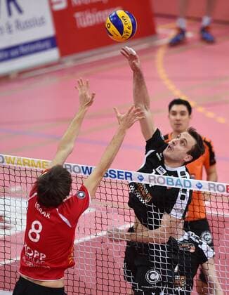 Volleyball 1. Bundesliga Saison 2015 2016 TV Rottenburg - Berlin Recycling Volleys Tomas Kmet (re, Berlin Recycling Volleys) gegen Felix Isaak (li, TV Rottenburg) 