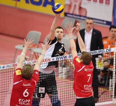 Volleyball 1. Bundesliga Saison 2015 2016 TV Rottenburg - Berlin Recycling Volleys Tsimafei Zhukouski (BR Volleys) gegen Friederich Nagel (li, TV Rottenburg) und Sven Metzger (re, TV Rottenburg) 