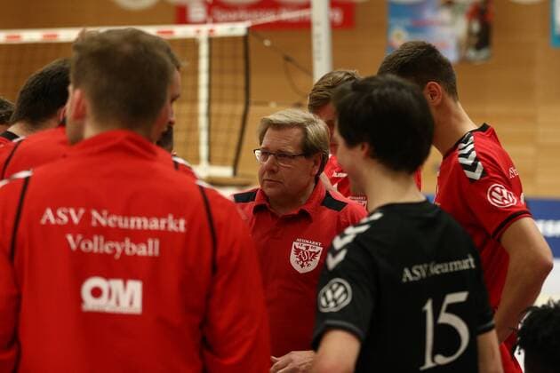 20.02.2016 - Volleyball - 2. Bundesliga Süd Männer - Saison 2015 2016 - SV Schwaig - ASV Neumarkt - MaWi - Jürgen Juergen Dietrich (Co-Trainer ASV Neumarkt , mitte) und Team - während Auszeit